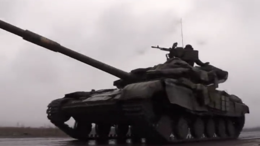 "Азов" веде бій з бронетехнікою ворога під Саханкою