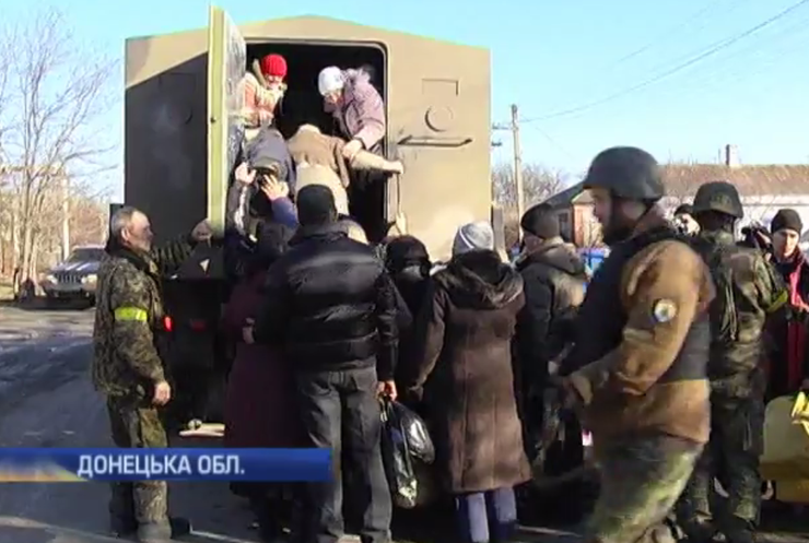 Під Маріуполем військові евакуювали мешканців села Широкине 