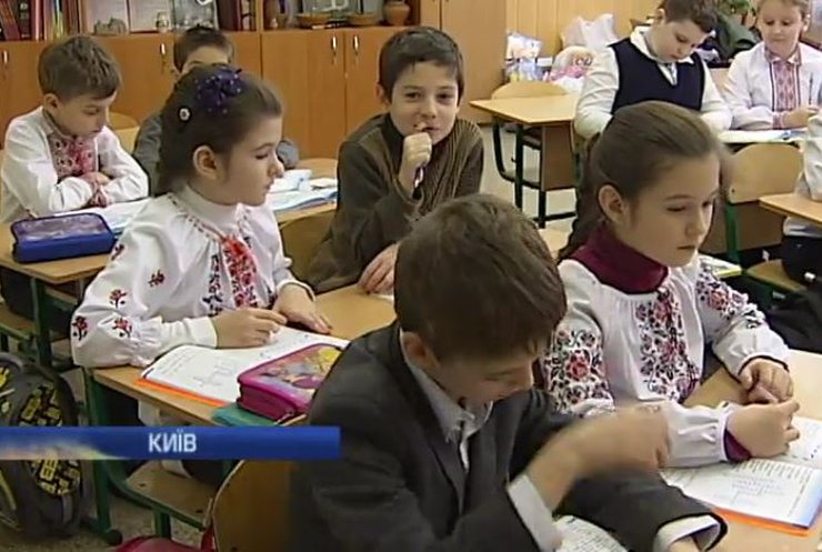 Школярі Києва здають макулатуру на підтримку військових