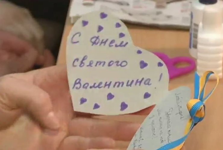 У Кіровограді діти роблять бійцям патріотичні валентинки