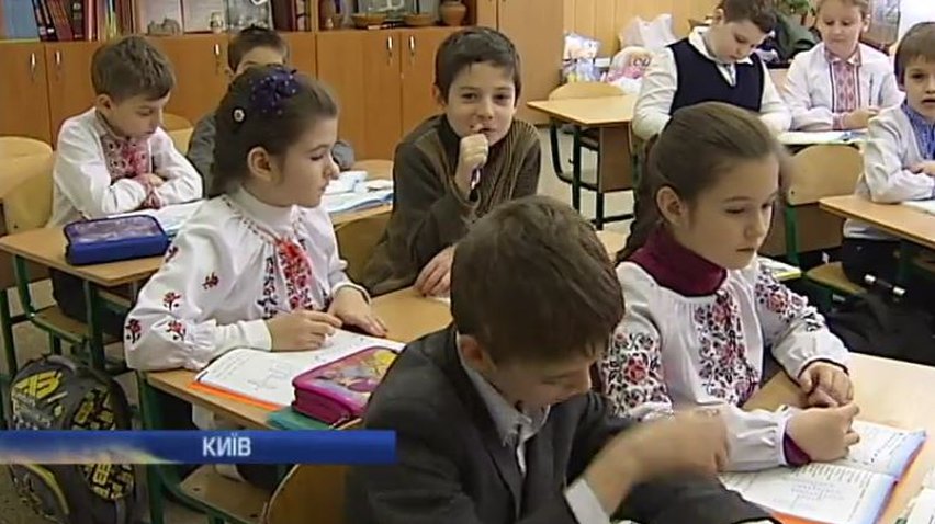 Школярі Києва здають макулатуру на підтримку військових