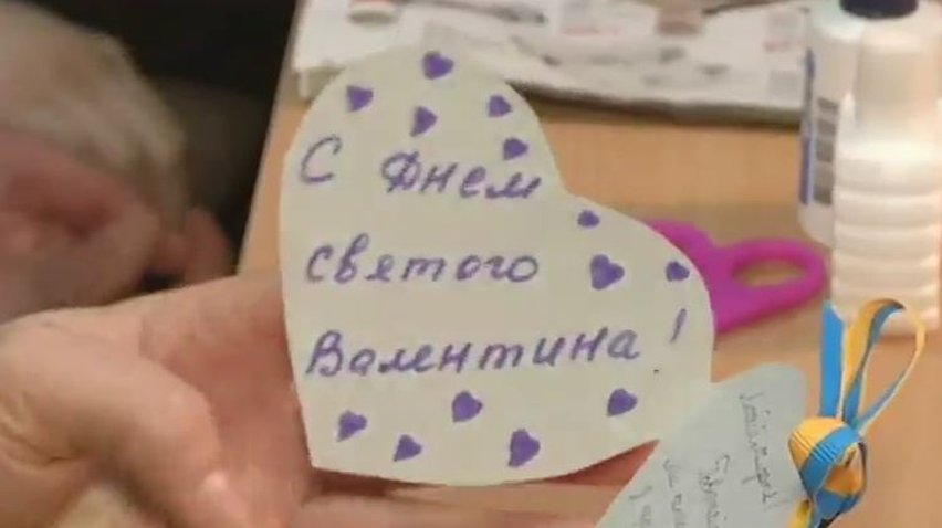 У Кіровограді діти роблять бійцям патріотичні валентинки
