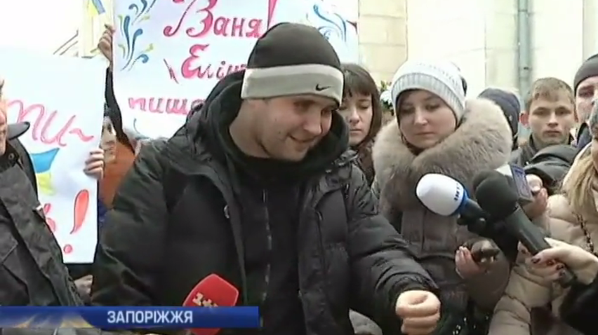 У Запоріжжі зустрічали героя після лікування у Польші