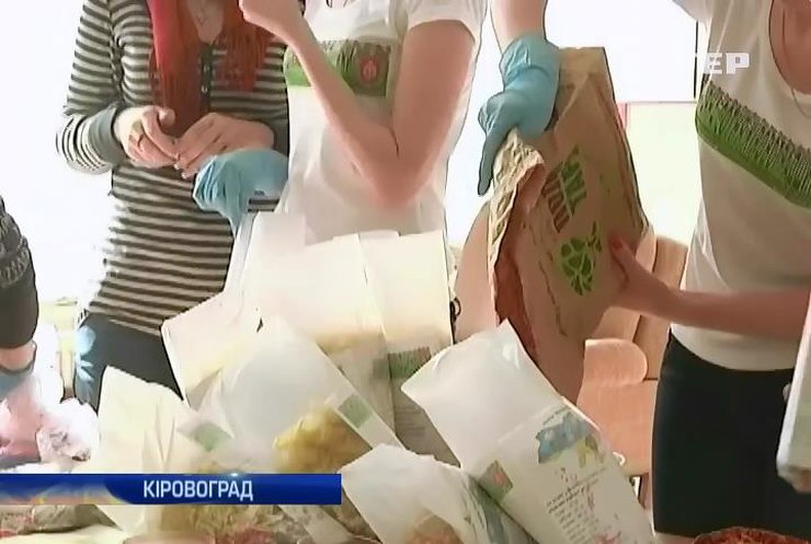 Жінки Кіровограда готують для бійців сухпайки