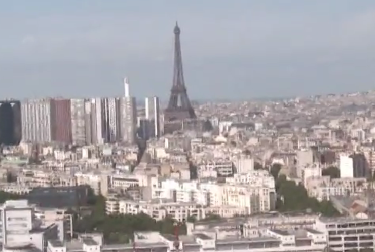 В Парижі занепокоєні появленням в небі п'яти безпілотників