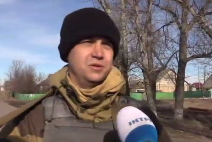 На Луганщине военные помогают мирным жителям