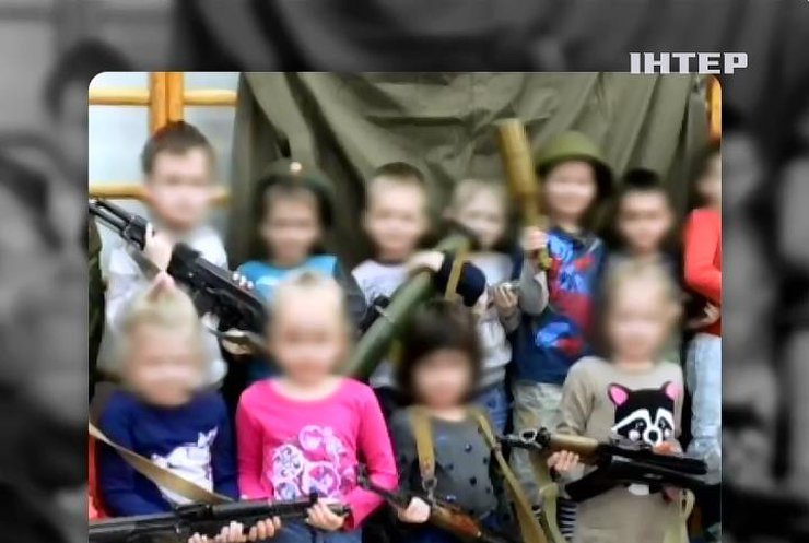 В России детям прививают патриотизм автоматами