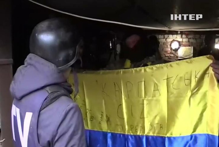 Защитники Песок подарили "Подробностям" флаг Украины