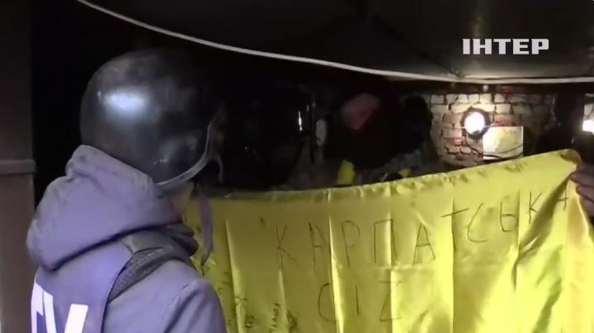 Защитники Песок подарили "Подробностям" флаг Украины