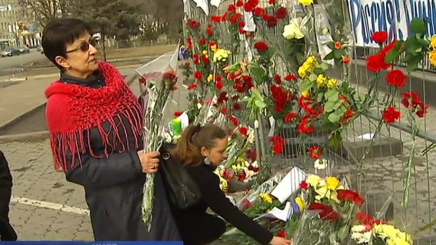 Сотни людей на Майдане почтили память Бориса Немцова (фото, видео)