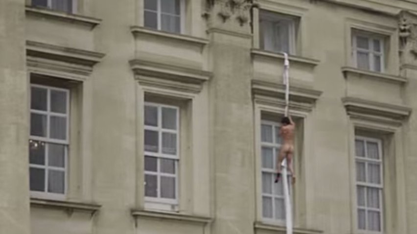 Из Букингемского дворца в Лондоне сбежал голый мужчина (видео)