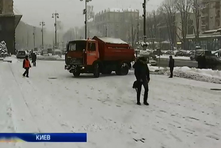 Со снегом в Киеве боролись 300 снегоуборочных машин