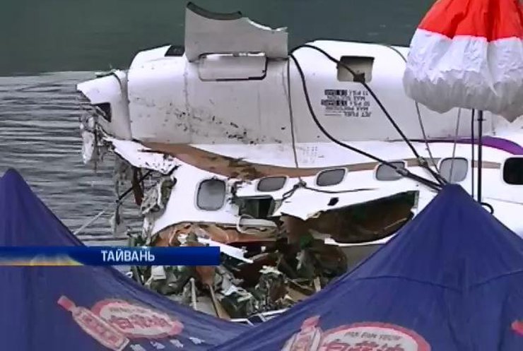 На Тайвані знайшли тіла 31 жертви авіакатастрофи