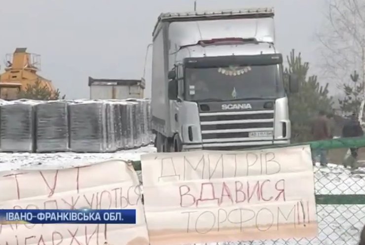 На Прикарпатті селяни затримали водія вантажівки за борги