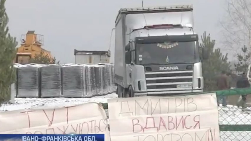 На Прикарпатті селяни затримали водія вантажівки за борги