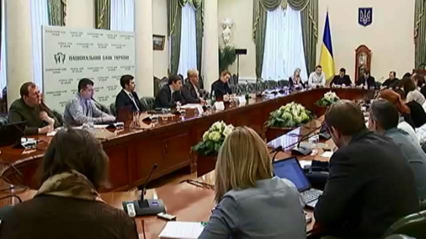 НБУ рекордно обвалив національну валюту