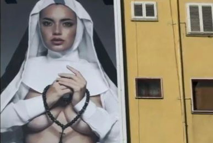 Папу Римского в Неаполе встречали голые монахини