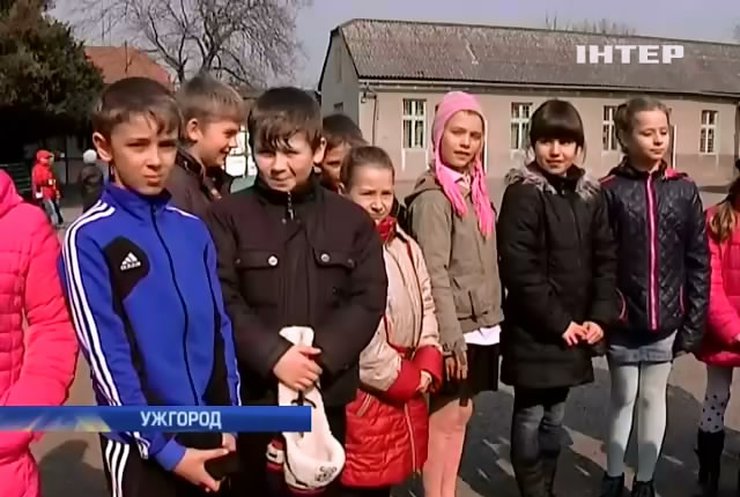 У школах України з 2016 року вивчатимуть угорську мову