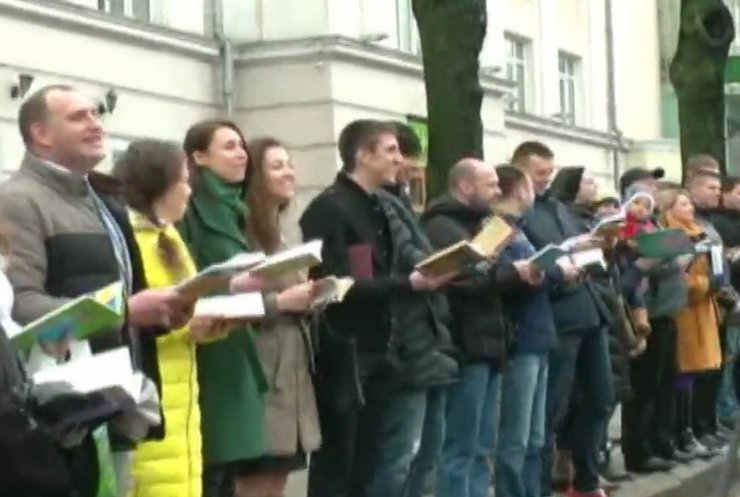 Флешмобом у Вінниці активісти заохочували відірватись від інтернету