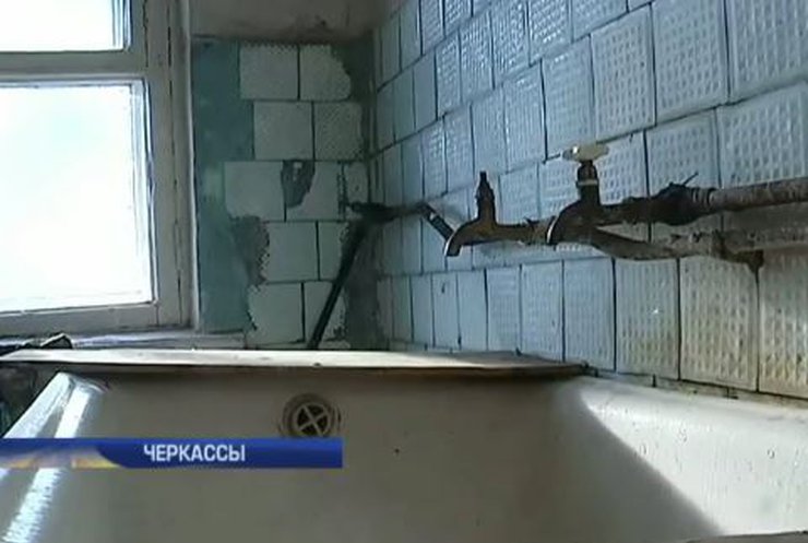 В Черкассах семьи военных живут в разрушенном общежитии