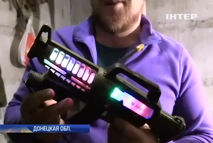 В Песках бойцы показали "натовское оружие"