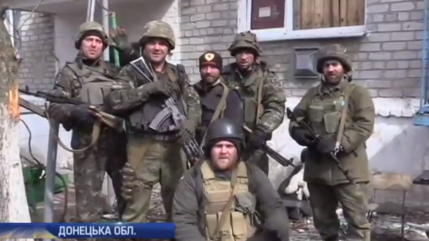 Військові доставляють гуманітарку для жителів Пісків