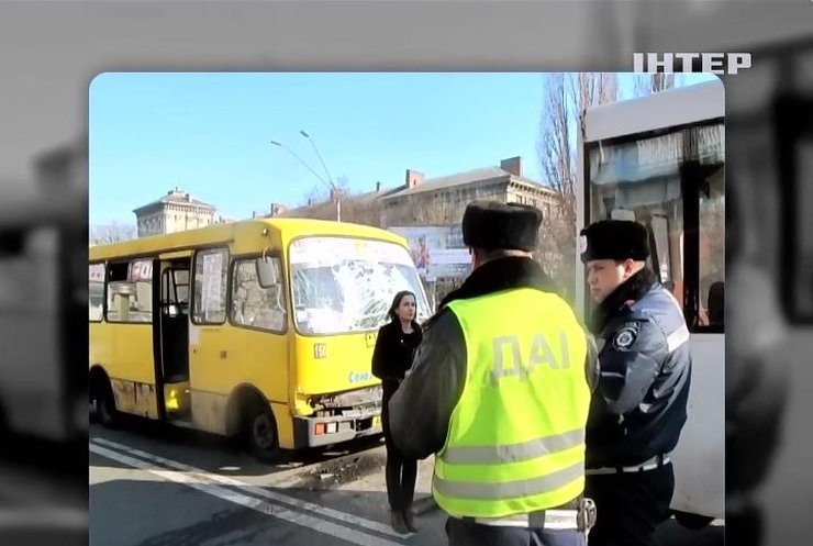 У Києві в аварії маршруток постраждали діти