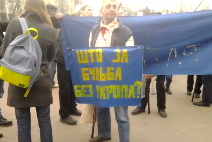 В Минске собрались люди под лозунгами "Россия - это война"
