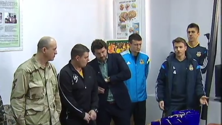 Раненых бойцов посетили кумиры из сборной по футболу
