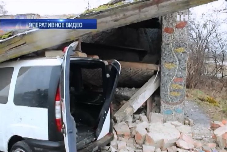 На Львовщине автомобиль влетел в остановку: 5 погибших