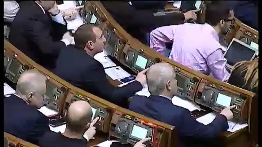 Бійка депутатів паралізувала роботу парламенту (відео)