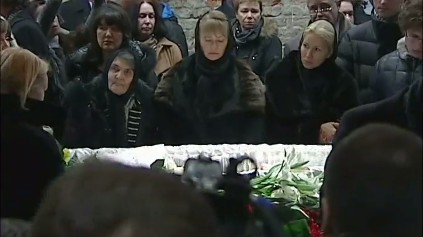 Похорони Нємцова проходять нервово під наглядом поліції: відео з Москви