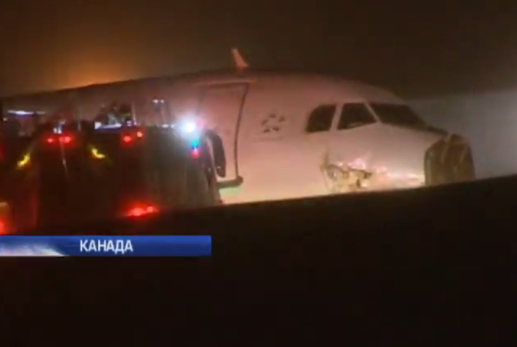 В Канаді 25 людей постраждали під час посадки літака