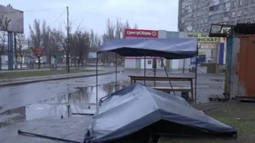 В Мариуполе бурей сносило киоски и билборды