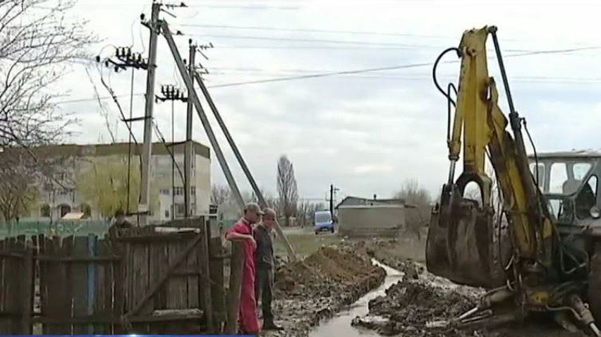 В Новосельском жители третий год борются с наводнением