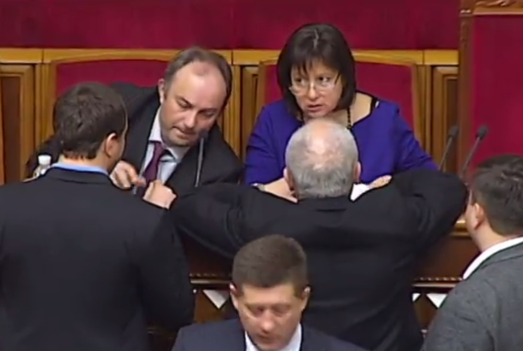 Парламент снял неприкосновенность с судей Луценко