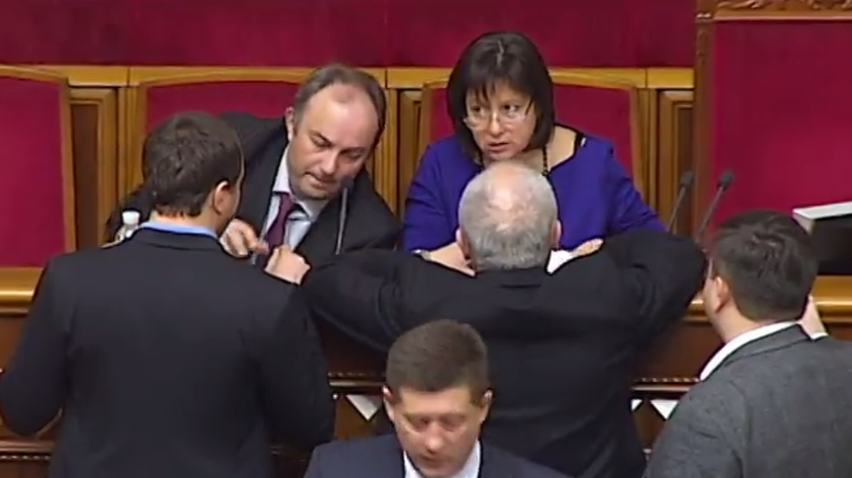 Парламент снял неприкосновенность с судей Луценко