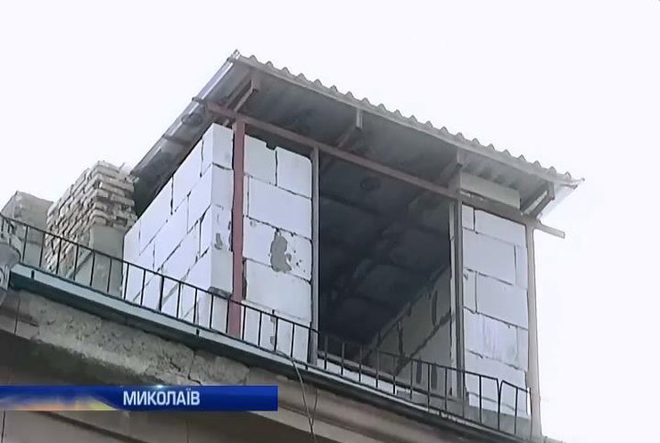 У центрі Миколаєва зводять мансарду на історичному будинку