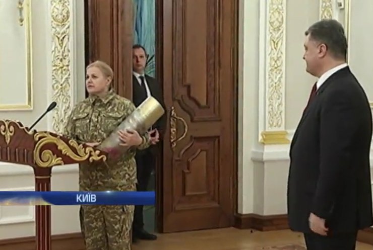 Жінки-волонтери подарували Петру Порошенко гільзу із Донбасу