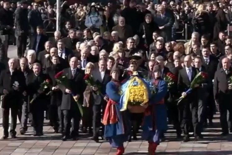 Порошенко почтил память Шевченко лозунгами Майдана