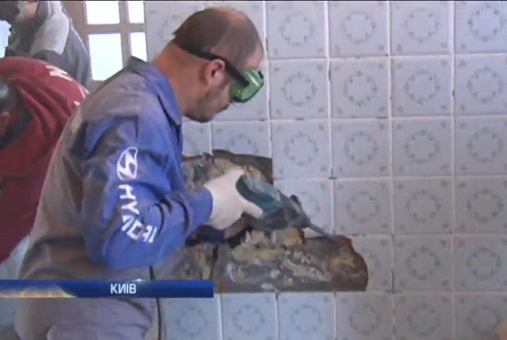 Волонтери у Києві ремонтують військовий шпиталь (відео)