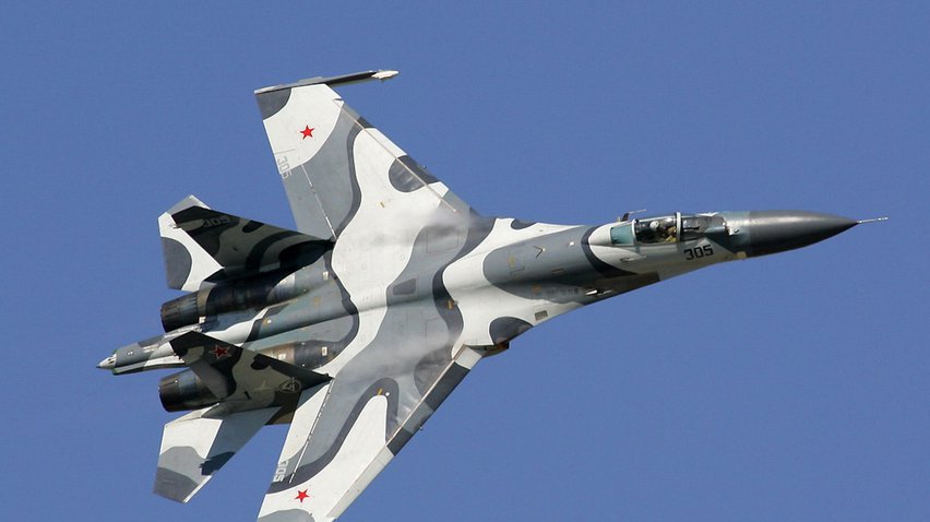Истребитель России чуть не сбил самолет-разведчик США
