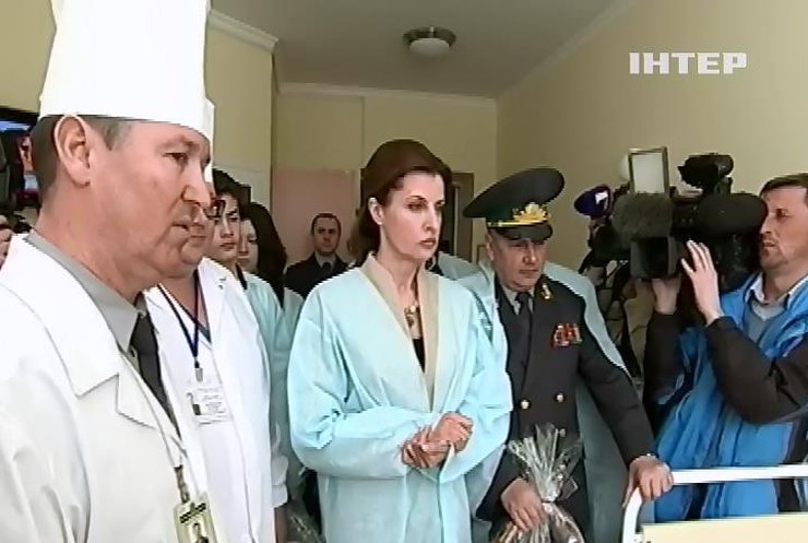 Марина Порошенко посетила раненых в госпитале