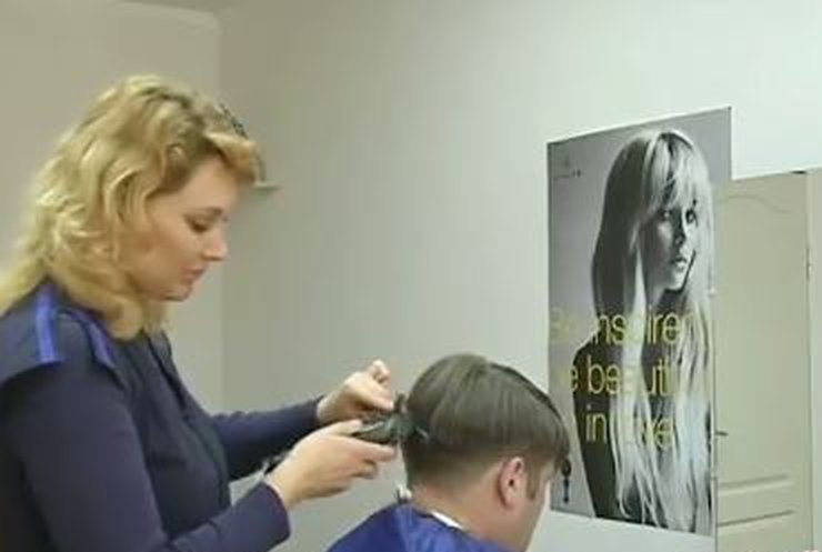 В Днепропетровске парикмахерскую переселенцев грабят и пытаются закрыть