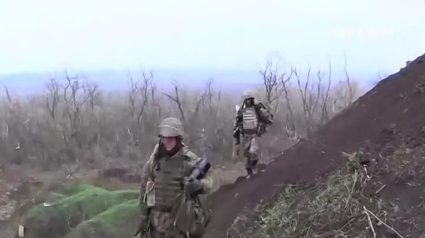 Бійці 93 бригади викопують укриття поблизу аеропорту Донецька