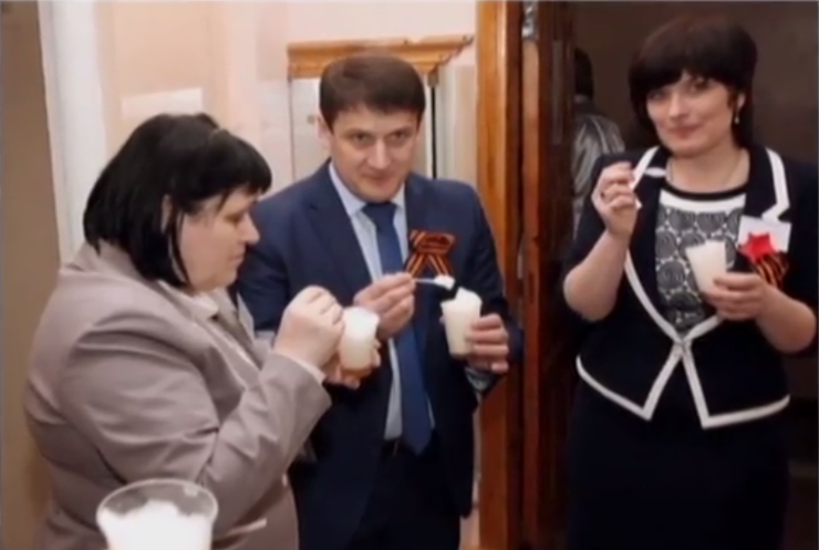 Вчителі з Харкова сфотографувалися з портретом Путіна