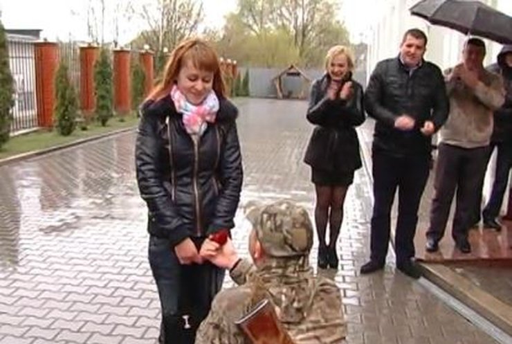 У Хмельницькому міліціонер на ротації освідчився коханій (відео)