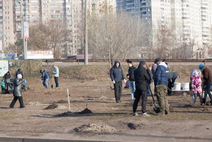 В Киеве защитники стройки бросали в местных жителей камни и бутылки