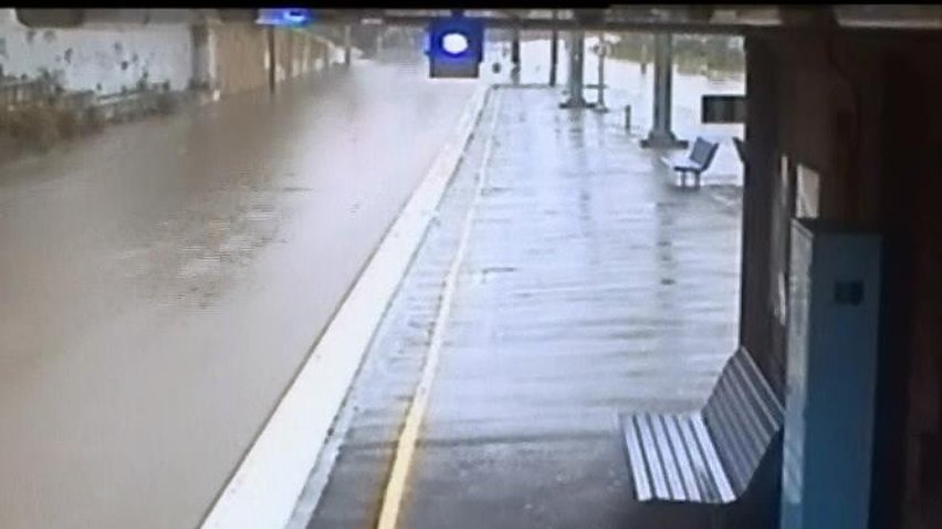 Циклон затопив залізницю в Австралії (відео)