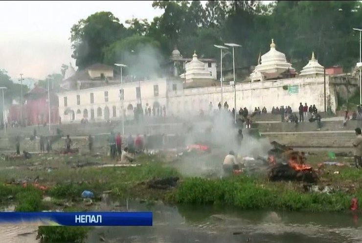 У Непалі масово спалюють тіла загиблих